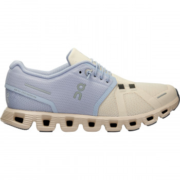 RUNNING SHOES ON WOMAN